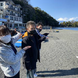 富士山が綺麗な快晴の海で春のダイビング