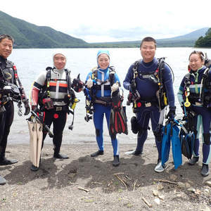 青い湖でダイビング,淡水で気持ちよく潜れる本栖湖