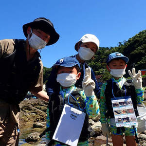 4家族がシュノーケリングと磯遊びで海を満喫！