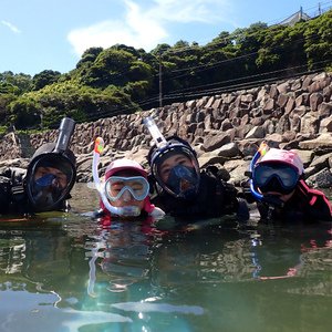 小学4年生,6年生の女の子がシュノーケリングに挑戦